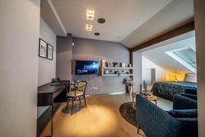 A seating area at Amazing Apartment