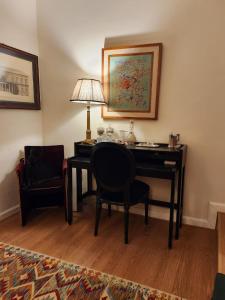 ローマにあるSuite Borghese 42のデスク(ランプ付)、椅子が備わります。 +28枚の写真