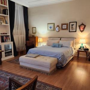 ローマにあるSuite Borghese 42のベッドルーム1室(大型ベッド1台、オットマン付)