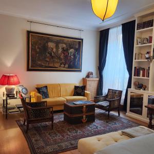 ローマにあるSuite Borghese 42のリビングルーム(黄色のソファ、椅子付)
