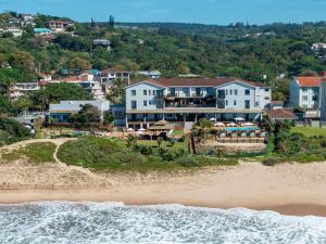 z powietrza widok na ośrodek na plaży w obiekcie Margate Beach Club w mieście Margate