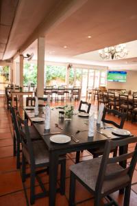 comedor con mesa grande y sillas en Little Tuscany Boutique Hotel, en Johannesburgo