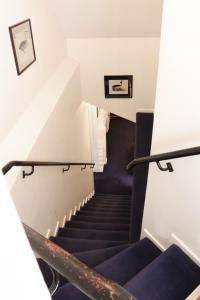 un escalier dans un bâtiment dans l'établissement Grand Hotel Saltsjöbaden, à Saltsjöbaden