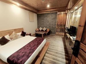 Postel nebo postele na pokoji v ubytování Trimounts-A Boutique Hotel & Wellnes Center in Tirthan Valley