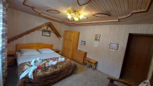 Un dormitorio con una cama con un ángel blanco. en "Як вдома" Буковель, en Bukovel