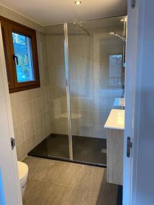 a bathroom with a shower and a toilet and a sink at A 25 m. del Telecabina de Pal in La Massana