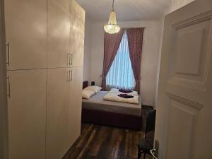 - une petite chambre avec un lit et une fenêtre dans l'établissement Alan's Downtown Apartment, à Zagreb