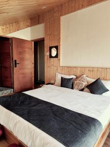 Voodi või voodid majutusasutuse Trimounts-A Boutique Hotel & Wellnes Center in Tirthan Valley toas
