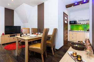 Televízia a/alebo spoločenská miestnosť v ubytovaní Apartament w malowniczej Dolinie Kościeliskiej by Rent like home