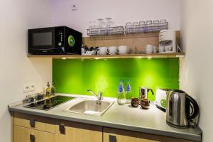 Kuchyňa alebo kuchynka v ubytovaní Apartament w malowniczej Dolinie Kościeliskiej by Rent like home
