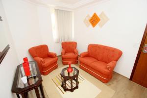 uma sala de estar com duas cadeiras e uma mesa em Laguna Plaza Hotel em Brasília