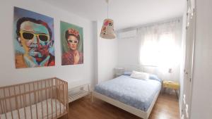 1 dormitorio con 1 cama y una pintura en la pared en Casa De Los Espejos en Córdoba