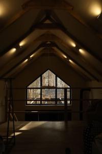 una camera con una grande finestra in mansarda di Domek SzumiSosna2 a Życiny Altre 25 foto