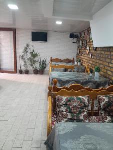 um quarto com duas camas e uma parede de tijolos em Hotel ravshan em Bukhara