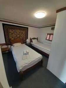 um quarto com 2 camas e toalhas em Hotel ravshan em Bukhara
