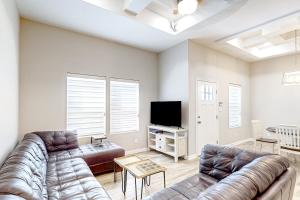 uma sala de estar com um sofá e uma televisão em Uvalde Avenue Abode em McAllen