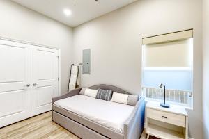 Postel nebo postele na pokoji v ubytování Uvalde Avenue Abode