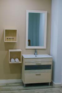 een badkamer met een wastafel en een spiegel bij Estudio en el pleno centro de Alicante by Renthas in Alicante