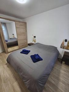 Un dormitorio con una cama con almohadas azules. en CALME et COSY - proche Orly, en La Ville-du-Bois