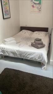 - un lit avec des serviettes assises dans une chambre dans l'établissement Modern Design Loft Apartment, Steps to Notre Dame, à Paris