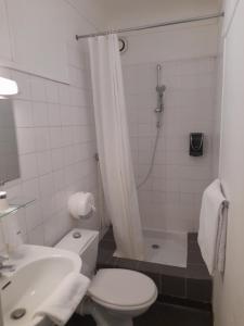 een badkamer met een toilet, een wastafel en een douche bij Au Spatial in Amiens