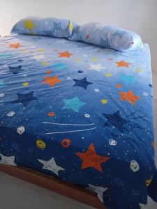 にあるStay Jamaica Villaの星と惑星が描かれたベッド