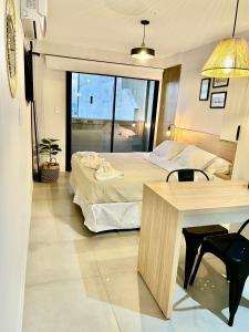 1 dormitorio con 1 cama y escritorio con escritorio en ZOE PREMIUM Tucuman excelente ubicación luminoso en San Miguel de Tucumán