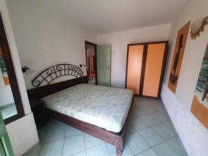 a bedroom with a bed in a room at CosmoCom Moradias Residence Capo Verde in Santa Maria