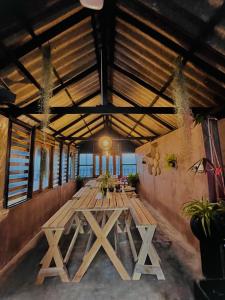 Großes Zimmer mit einem Holztisch in einem Gebäude in der Unterkunft Winston Sea Front Villa in Negombo