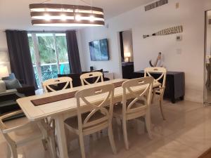 comedor con mesa de madera y sillas en Stunning Beach Apartment by Miami Te Esperaa - HOLLYWOOD 3V, en Hollywood