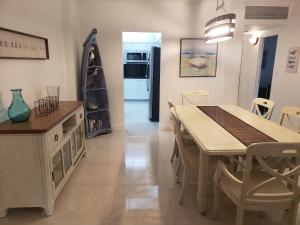 cocina y comedor con mesa y sillas en Stunning Beach Apartment by Miami Te Esperaa - HOLLYWOOD 3V, en Hollywood