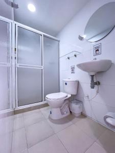 W łazience znajduje się toaleta, umywalka i prysznic. w obiekcie Island Vibes w mieście San Andrés