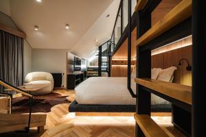 Habitación de hotel con cama y silla en Bavaria Sport Hotel en Gramado