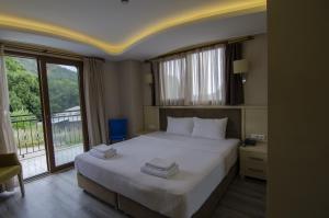 Postel nebo postele na pokoji v ubytování Funda Hotel