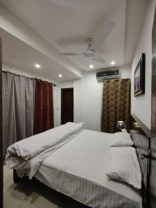 1 dormitorio con 1 cama y ventilador de techo en 2 Bedrooms Standard Apartment Islamabad-HS Apartments, en Islamabad