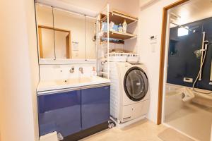 W łazience znajduje się pralka i umywalka. w obiekcie O・KA・E・RI w Osace