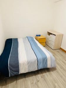 1 dormitorio con 1 cama, vestidor y cajón en Tom House en Lille