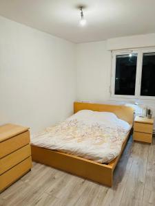 1 dormitorio con 1 cama, vestidor y ventana en Tom House en Lille