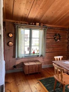 a room with a window in a log cabin at Unikt 1800-tals boende i hjärtat av Dalarna in Våmhus