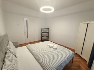 - une chambre avec un lit et 2 serviettes dans l'établissement Apartament Naturo, à Sibiu