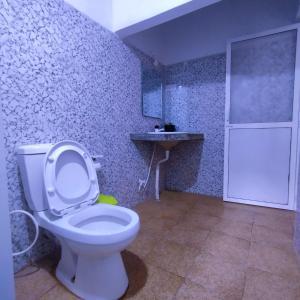 een badkamer met een toilet en een wastafel bij Glance Beach Ahangama in Ahangama