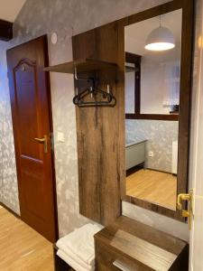 una camera con porta in legno e specchio di Hostel Homies Inn a Celiny