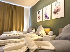 Cette chambre comprend 2 lits et des peintures murales. dans l'établissement Citynah, Balkon, große Küche und Garten, à Hanovre