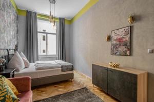 Kleines Zimmer mit einem Bett und einem Fenster in der Unterkunft 3BDR Oasis in the heart of Prague in Prag