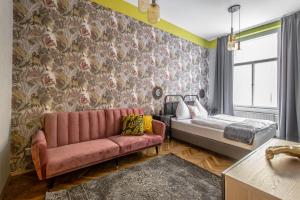 Postel nebo postele na pokoji v ubytování 3BDR Oasis in the heart of Prague