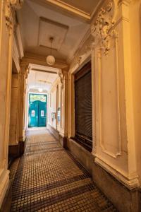 ein leerer Flur in einem alten Gebäude mit blauer Tür in der Unterkunft 3BDR Oasis in the heart of Prague in Prag