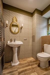 ein Bad mit einem Waschbecken und einem WC in der Unterkunft 3BDR Oasis in the heart of Prague in Prag