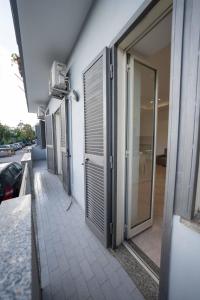 un edificio con una puerta exterior y un balcón en Capodichino Airport Home By Dimorra, en Nápoles