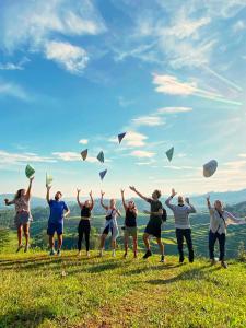 un grupo de personas volando cometas en una colina en Sun Rice Homestay, en Ruteng