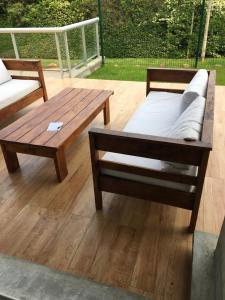 una cama de madera y una mesa de centro en una terraza en Mansa Inn 2 en Punta del Este